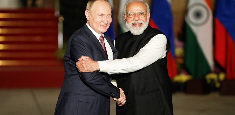 रूस के राष्ट्रपति व्लादिमीर पुतिन और भारत के प्रधानमंत्री नरेंद्र मोदी (फाइल फोटो- रॉयटर्स)