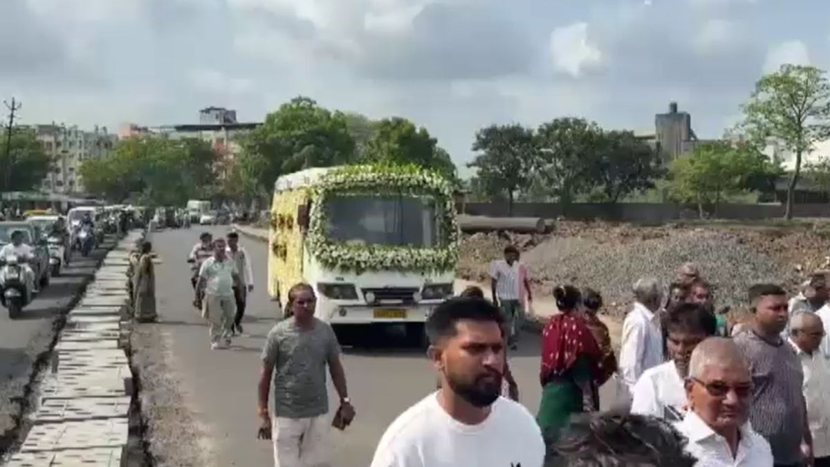 Mother passes away son takes out tribute procession in honor unique funeral procession story
