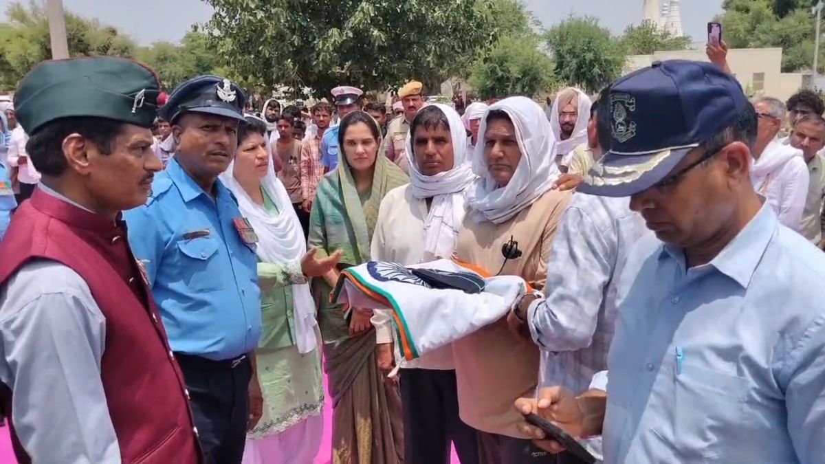 mother screams sisters sobs 22 year old son lay wrapped in Tricolour entire village wept at funeral mother screams sisters sobs 22 year old son lay wrapped in Tricolour entire village wept at funeral