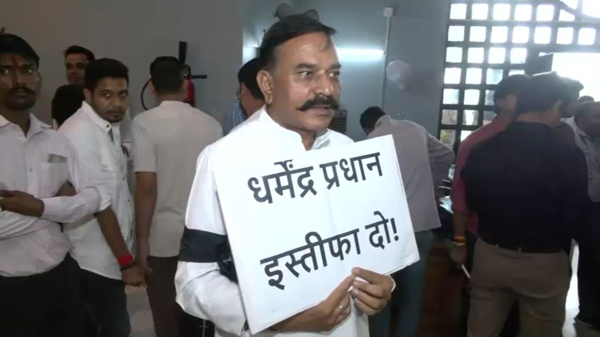 mp assembly congress black band protest over rahul gandhi detention paper leak issue mp assembly congress black band protest over rahul gandhi detention paper leak issue