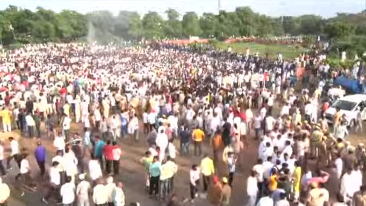 मुलायम सिंह के अंतिम संस्कार में उमड़ी भीड़