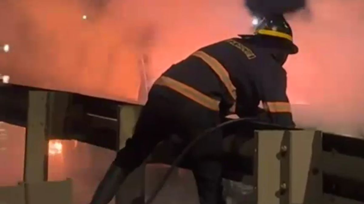 Mumbai SCLR Bridge Car Fire Two Escape Unhurt as Moving Car Goes Up in Flames Mumbai SCLR Bridge Car Fire Two Escape Unhurt as Moving Car Goes Up in Flames
