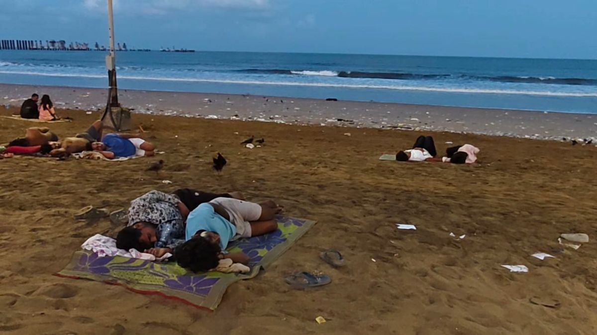 mumbai versova beach becomes night shelter for hundreds amid extreme heat mumbai versova beach becomes night shelter for hundreds amid extreme heat