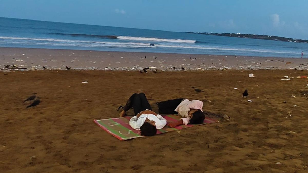 mumbai versova beach becomes night shelter for hundreds amid extreme heat mumbai versova beach becomes night shelter for hundreds amid extreme heat