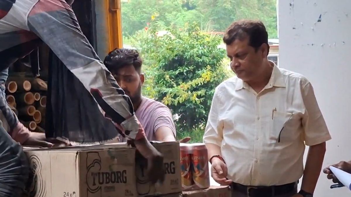 muzaffarpur beer smuggling 350 cartons beer seized hidden chamber inside bamboo container muzaffarpur beer smuggling 350 cartons beer seized hidden chamber inside bamboo container