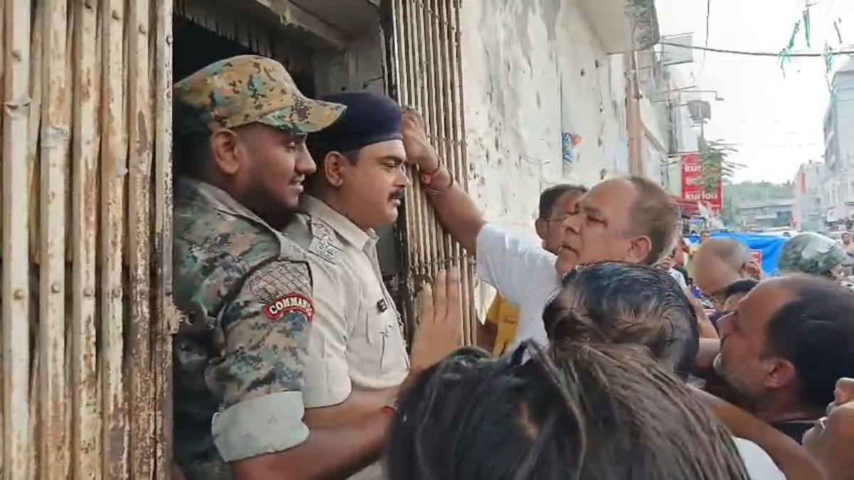 muzaffarpur consumers protest over deferment charge at electricity Office vandalism and stone pelting muzaffarpur consumers protest over deferment charge at electricity Office vandalism and stone pelting