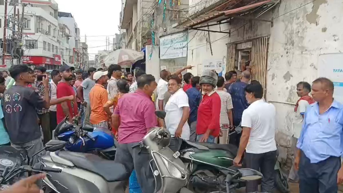 muzaffarpur consumers protest over deferment charge at electricity Office vandalism and stone pelting muzaffarpur consumers protest over deferment charge at electricity Office vandalism and stone pelting