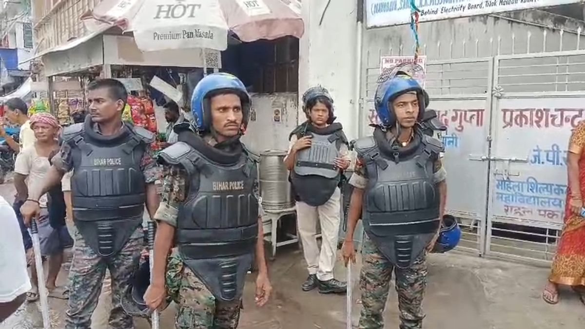 muzaffarpur consumers protest over deferment charge at electricity Office vandalism and stone pelting muzaffarpur consumers protest over deferment charge at electricity Office vandalism and stone pelting