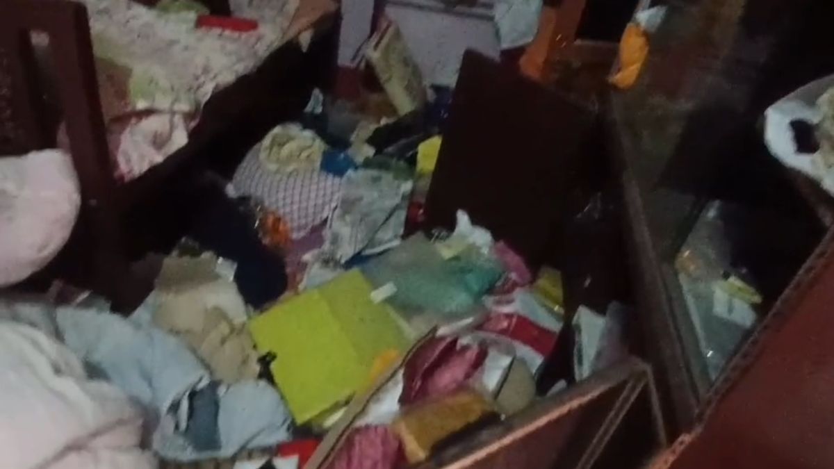 muzaffarpur hands feet tied blindfolded 30 lakh dacoity retired teacher home