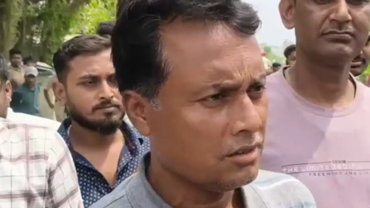 muzaffarpur man climbs 300ft tower calls police meet girlfriend