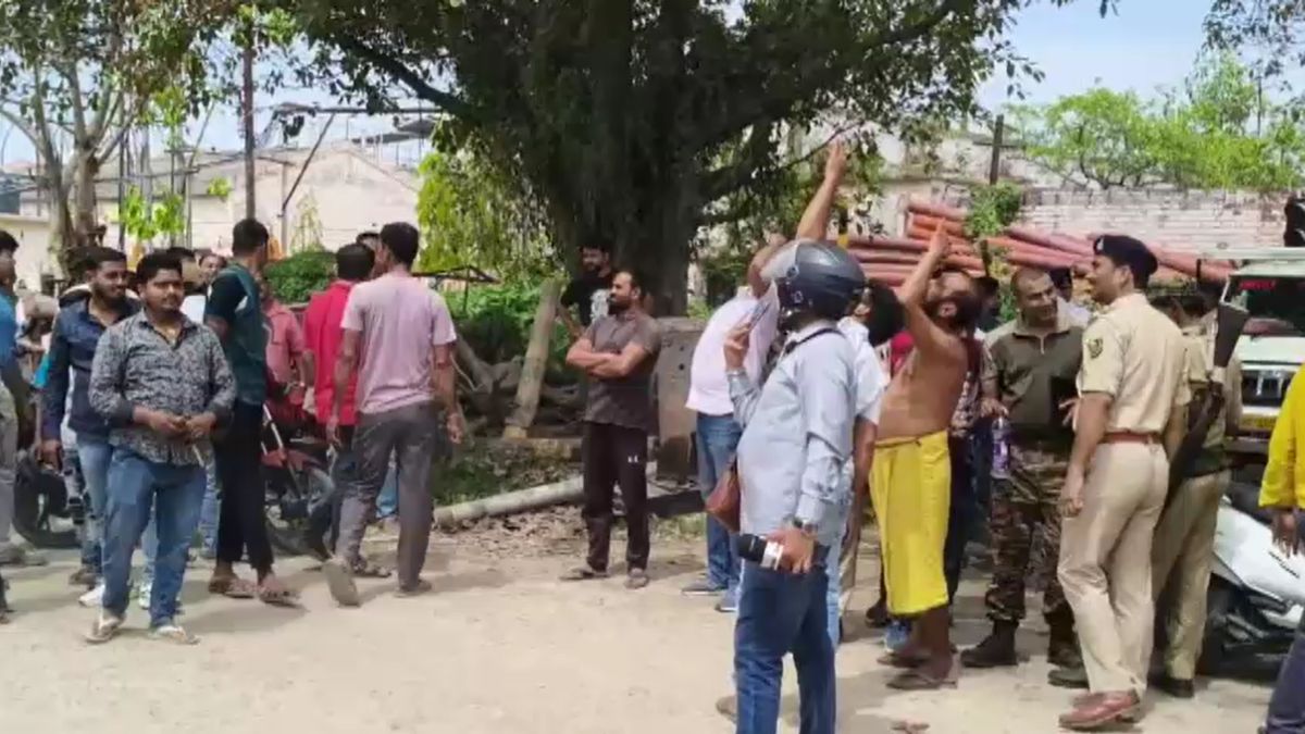 muzaffarpur man climbs 300ft tower calls police meet girlfriend