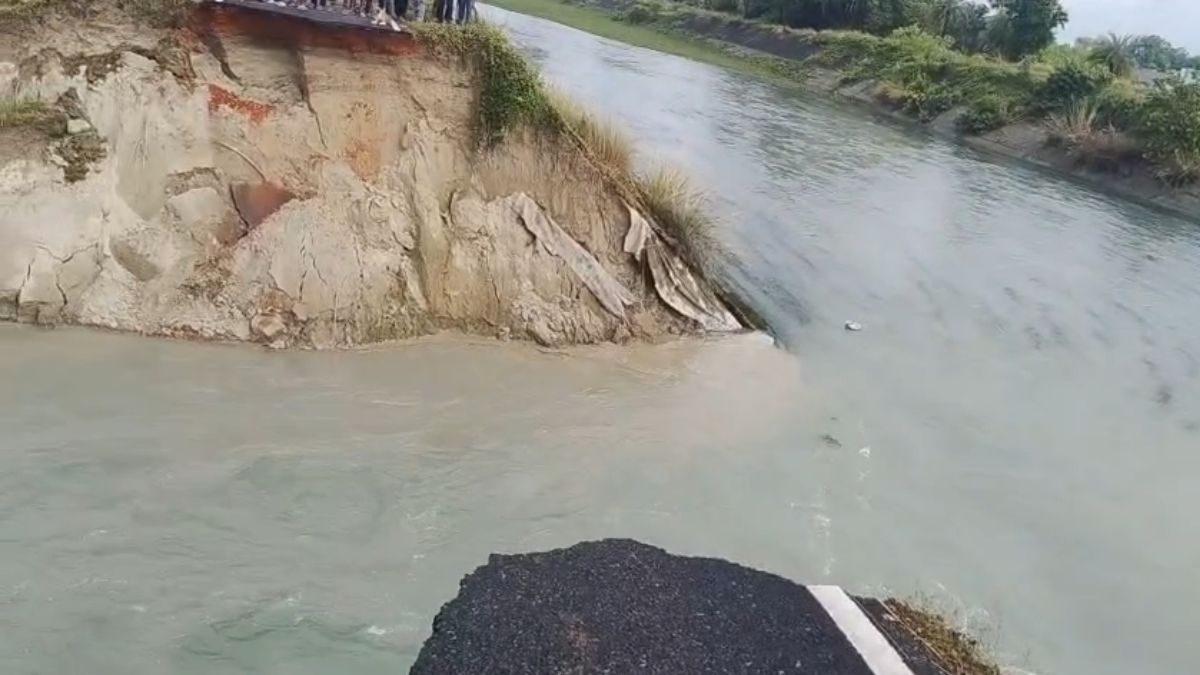 muzaffarpur tirhut canal embankment breached water enters hundreds acres farmland muzaffarpur tirhut canal embankment breached water enters hundreds acres farmland