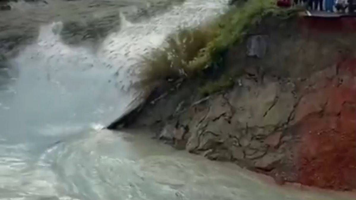 muzaffarpur tirhut canal embankment breached water enters hundreds acres farmland muzaffarpur tirhut canal embankment breached water enters hundreds acres farmland
