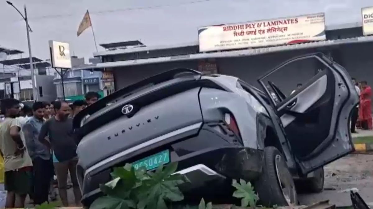 Nagpur Accident Two Youths Killed Speeding Car Hits Parked Truck