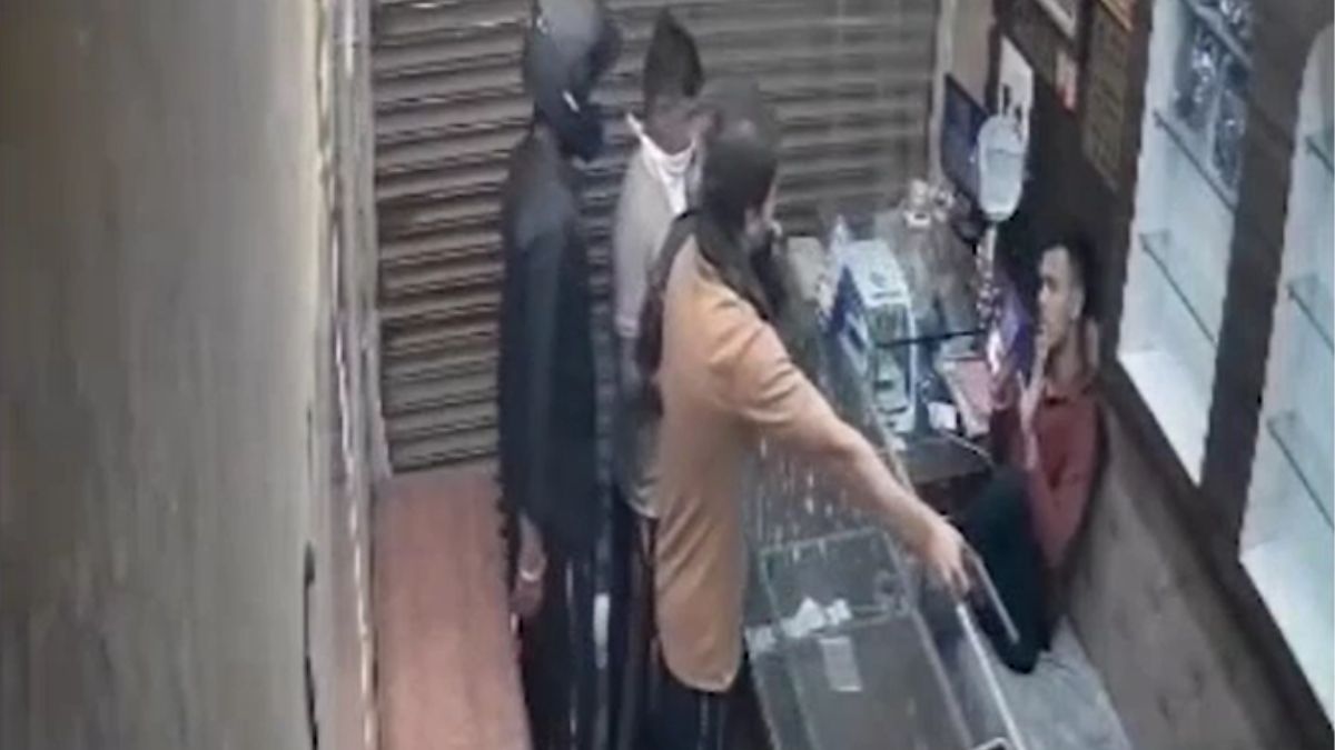 nagpur jewellery shop loot gunpoint employee dragged by bike
