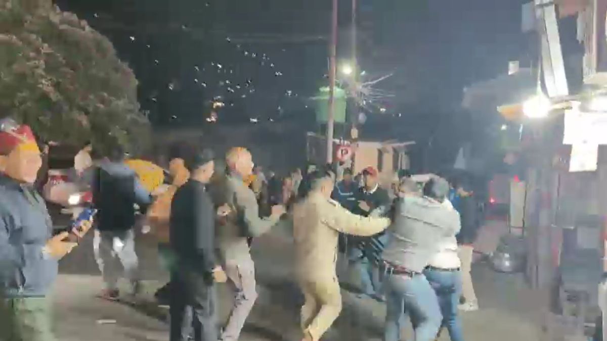 नैनीताल में नाबालिग बच्ची से रेप के बाद बवाल... गुस्साई भीड़ ने कर दी तोड़फोड़, शहर में तनाव नैनीताल में नाबालिग बच्ची से रेप के बाद बवाल... गुस्साई भीड़ ने कर दी तोड़फोड़, शहर में तनाव