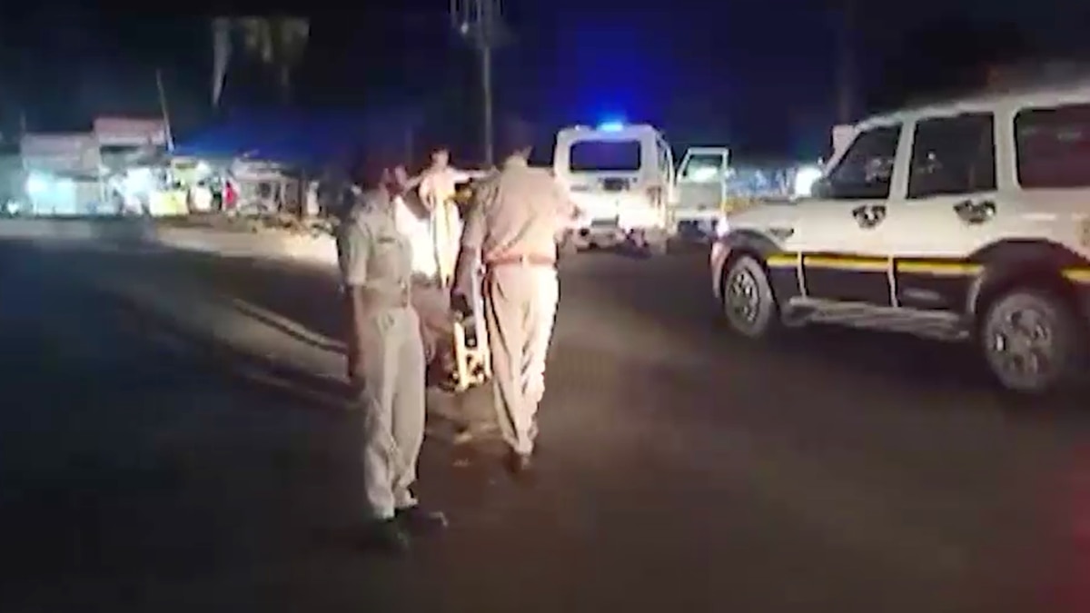 पुलिस ने मंगलवार रात से ही नाकेबंदी कर रखी है. मगर, अभी तक आरोपी गिरफ्त से बाहर हैं.