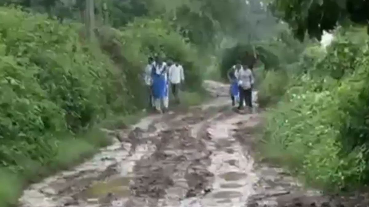 Narsinghpur Rampura School Children Reach Collector Office Demand Road Repair Narsinghpur Rampura School Children Reach Collector Office Demand Road Repair