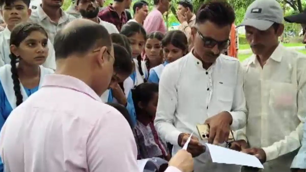 Narsinghpur Rampura School Children Reach Collector Office Demand Road Repair Narsinghpur Rampura School Children Reach Collector Office Demand Road Repair