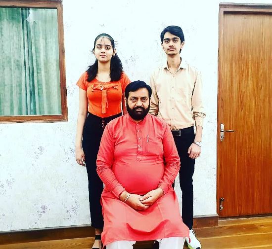 पिता नायब सिंह के साथ बेटा और बेटी (फोटो: इंस्टाग्राम)