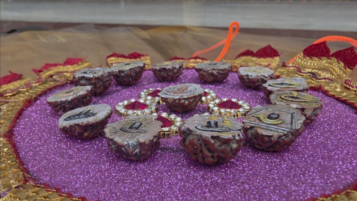 neemuch artist creates raksha bandhan rakhi with 12 jyotirlingas on rudraksha pashupatinath neemuch artist creates raksha bandhan rakhi with 12 jyotirlingas on rudraksha pashupatinath