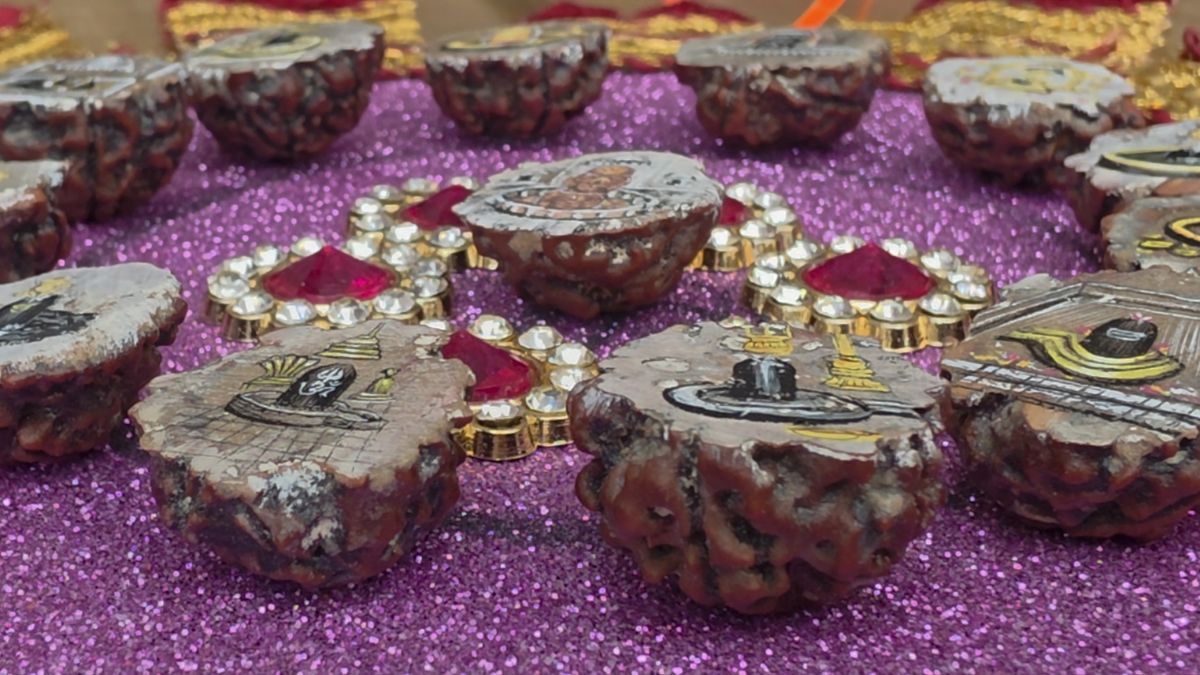 neemuch artist creates raksha bandhan rakhi with 12 jyotirlingas on rudraksha pashupatinath neemuch artist creates raksha bandhan rakhi with 12 jyotirlingas on rudraksha pashupatinath