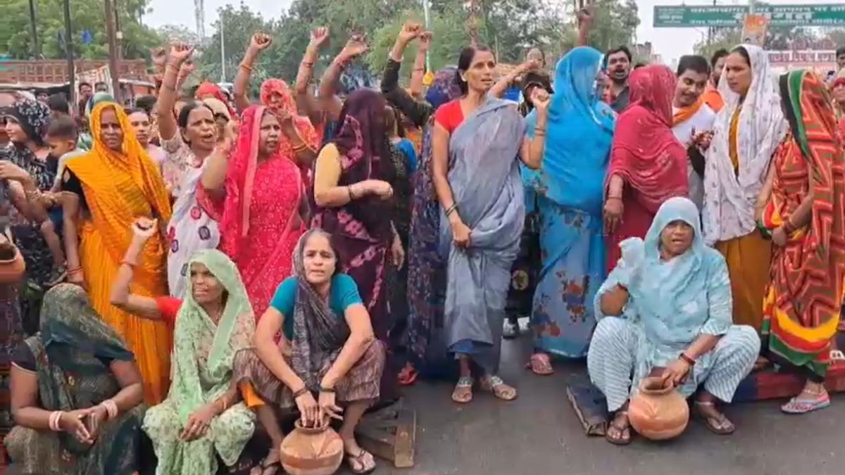 झांसी में पानी के लिए प्रदर्शन..! महिलाओं ने टंकी पर चढ़कर लगाए नारे, कहा- दो महीने से परेशान हैं लोग झांसी में पानी के लिए प्रदर्शन..! महिलाओं ने टंकी पर चढ़कर लगाए नारे, कहा- दो महीने से परेशान हैं लोग