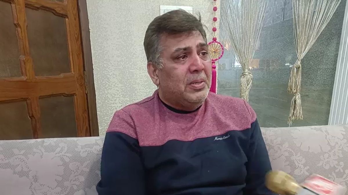 बॉयफ्रेंड ने दूसरी गर्लफ्रेंड को बुलाकर खोला था गेट, कहां है फ्लैट की तीसरी चाबी...? मुंबई में महिला पायलट की मौत की पूरी कहानी बॉयफ्रेंड ने दूसरी गर्लफ्रेंड को बुलाकर खोला था गेट, कहां है फ्लैट की तीसरी चाबी...? मुंबई में महिला पायलट की मौत की पूरी कहानी