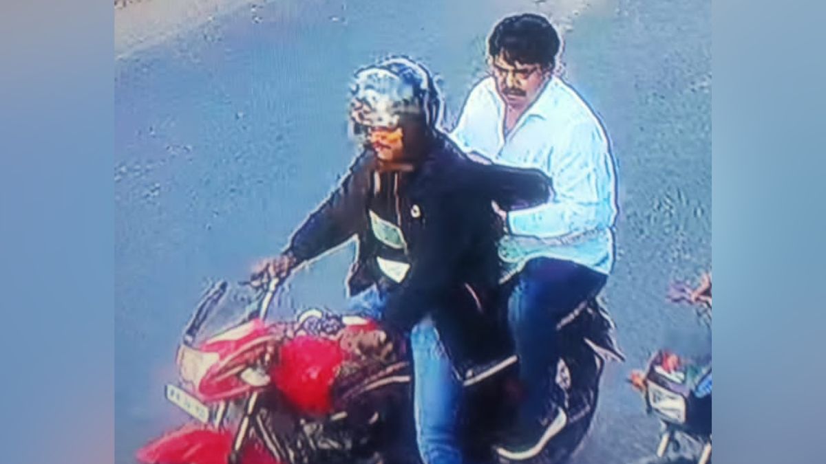 अतीक अहमद का बमबाज साथी गुड्डू मुस्लिम फर्जी पासपोर्ट से दुबई फरार, एजेंसियों की जांच तेज अतीक अहमद का बमबाज साथी गुड्डू मुस्लिम फर्जी पासपोर्ट से दुबई फरार, एजेंसियों की जांच तेज