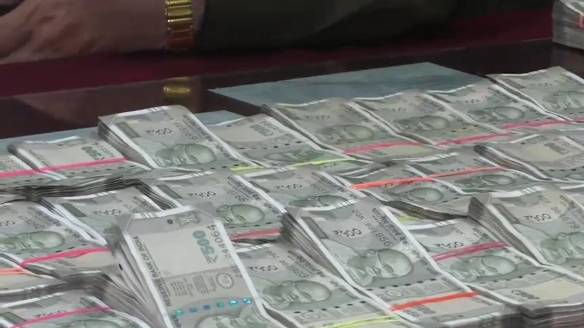 स्टेशन पर बैग लिए बैठा था युवक, GRP ने चेक किया तो दंग रह गए अफसर, 42 लाख कैश बरामद