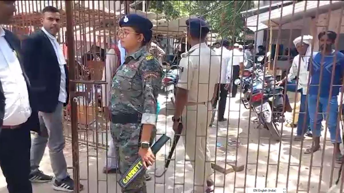 पेशी के दौरान समस्तीपुर कोर्ट परिसर से 5 बंदी फरार, एक को पकड़ लिया, पुलिस महकमे में हड़कंप पेशी के दौरान समस्तीपुर कोर्ट परिसर से 5 बंदी फरार, एक को पकड़ लिया, पुलिस महकमे में हड़कंप