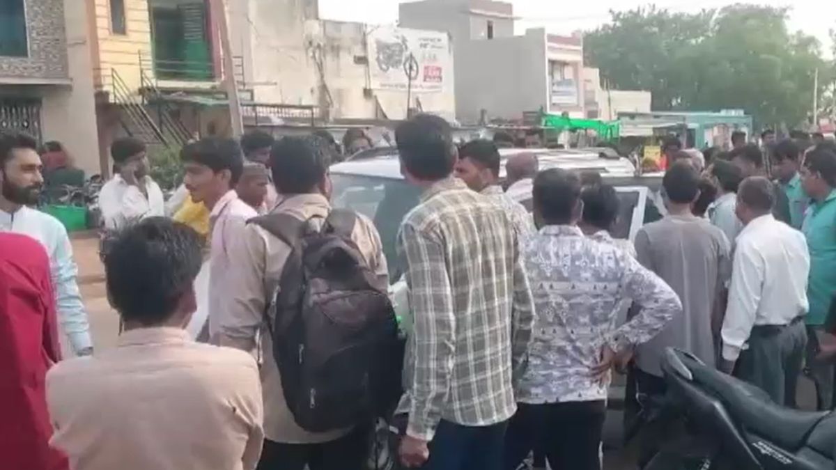 बच्चों के साथ स्कूल में सेल्फी ली, लौटते वक्त आया अटैक... रास्ते में ही शिक्षक ने तोड़ दिया दम