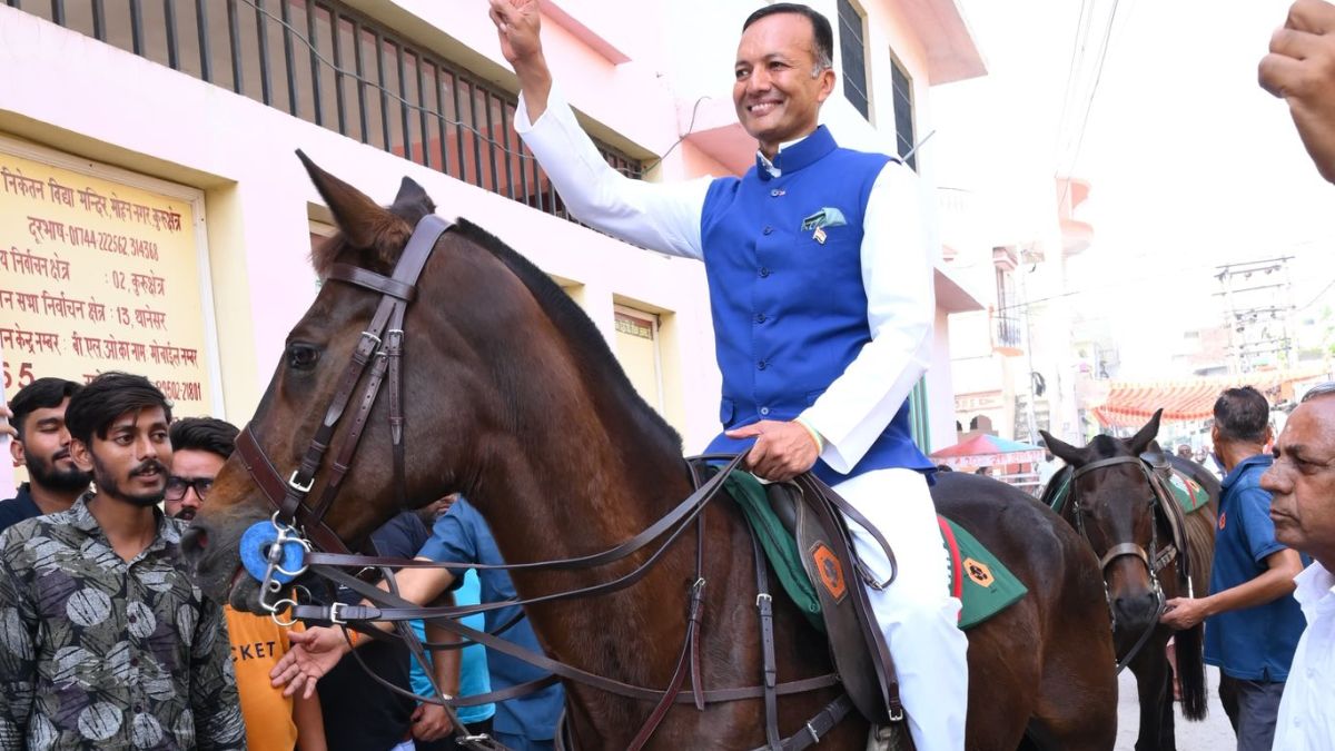 कोई घोड़े पर सवार तो कोई पैदल चल पड़ा वोट डालने... देखें हरियाणा चुनाव की जिंदादिल तस्वीरें