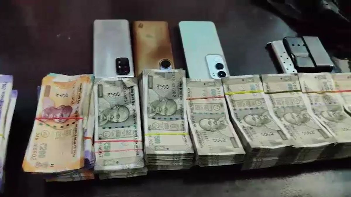 लाखों की नकदी, सैकड़ों पासबुक और नोट गिनने वाली मशीन... डार्क वेब के जरिए फ्रॉड करता था ये गैंग