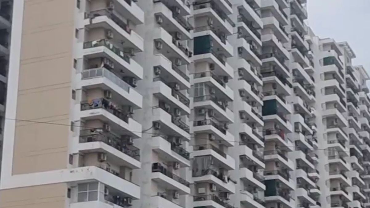 noida ca wife jumps 13th floor son write sorry we are leaving