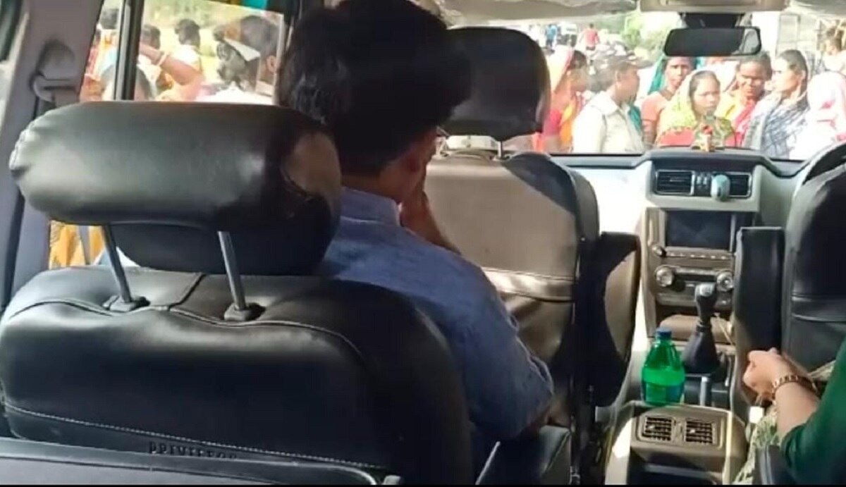 ओडिशा में कलेक्टर की कार पर हमला.