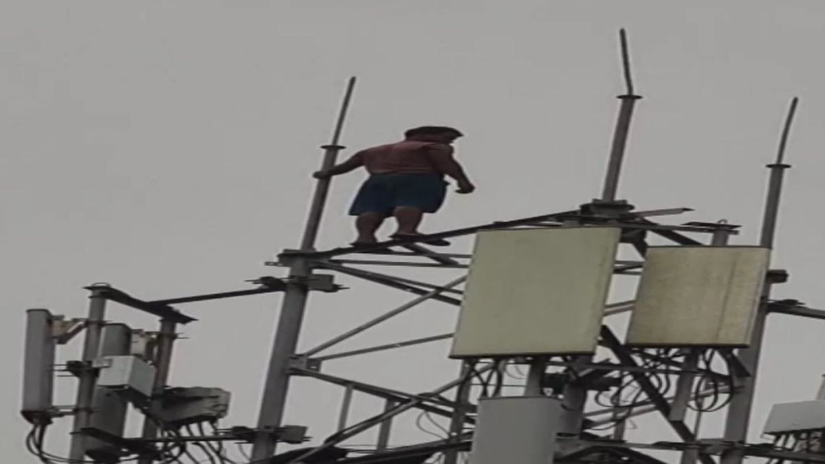 odisha deogarh man climbs 60 foot mobile tower after wife leaves home rescued