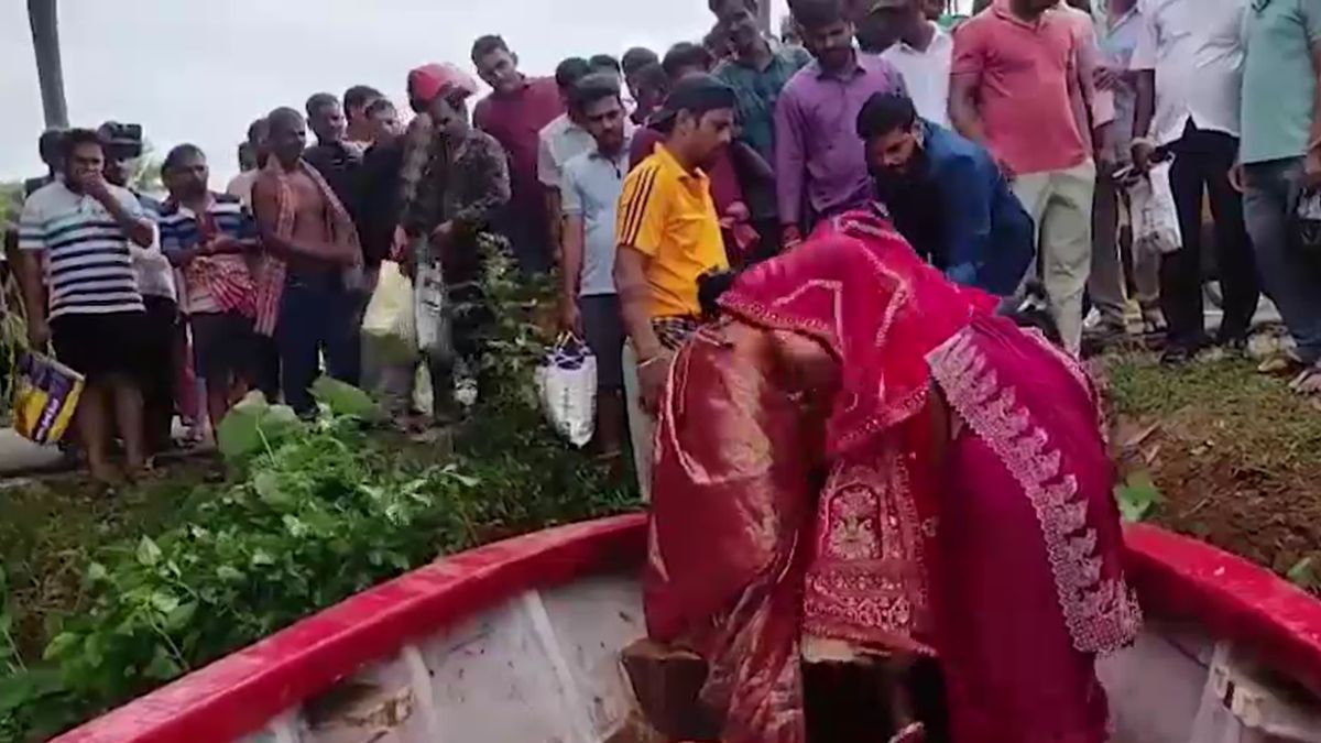 odisha flood groom reaches bride by boat baraat bidai through floodwaters video odisha flood groom reaches bride by boat baraat bidai through floodwaters video