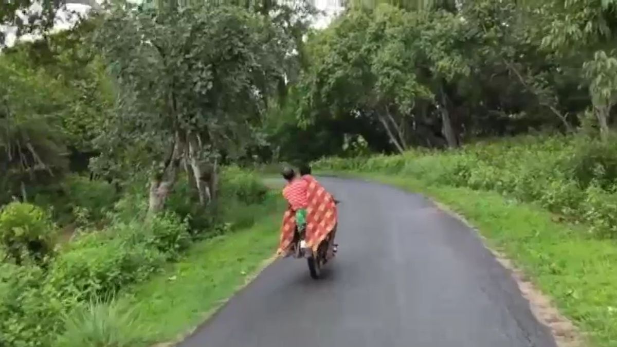 odisha jharsuguda man carries wife body on bike after no ambulance hearse available