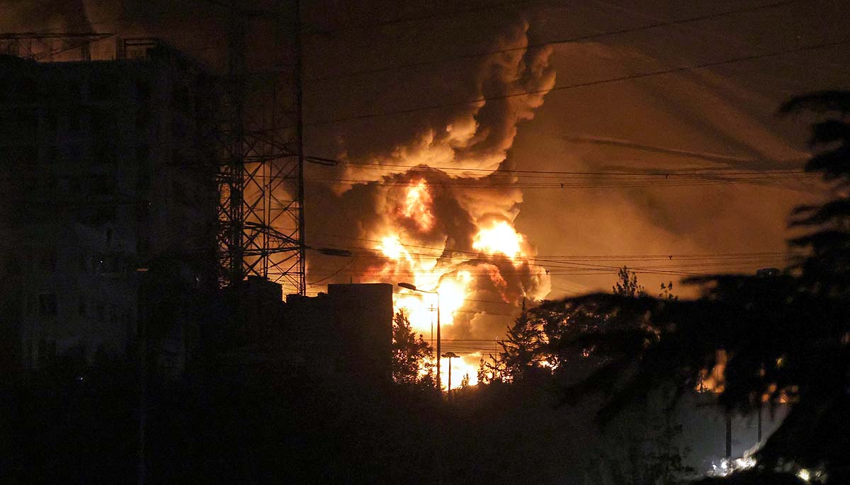 Oil well fire extinguishing