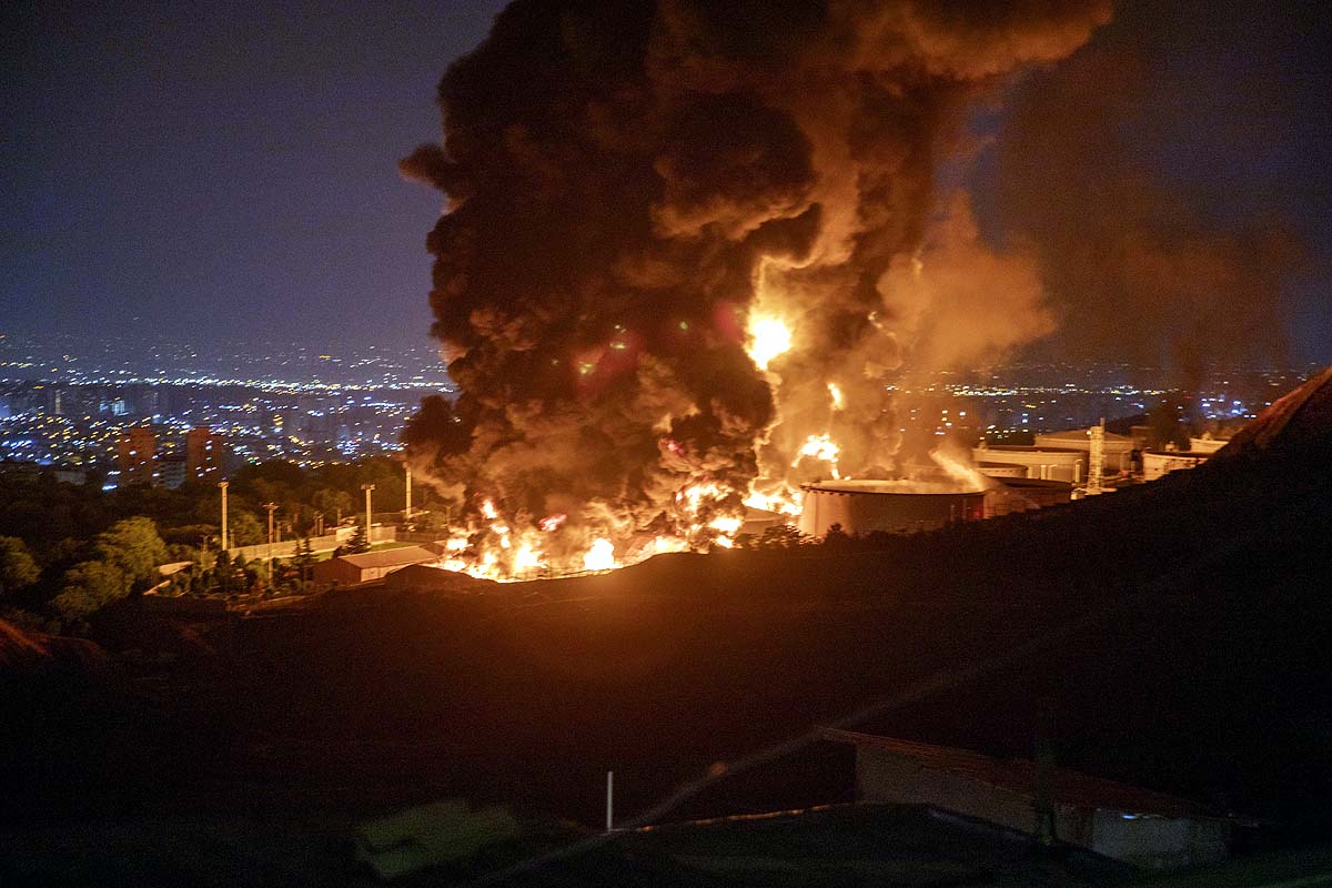 Oil well fire extinguishing