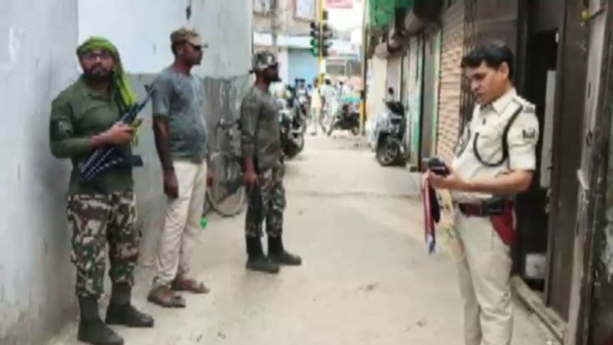 One woman six men objectionable material in rooms police raid sex racket One woman six men objectionable material in rooms police raid sex racket
