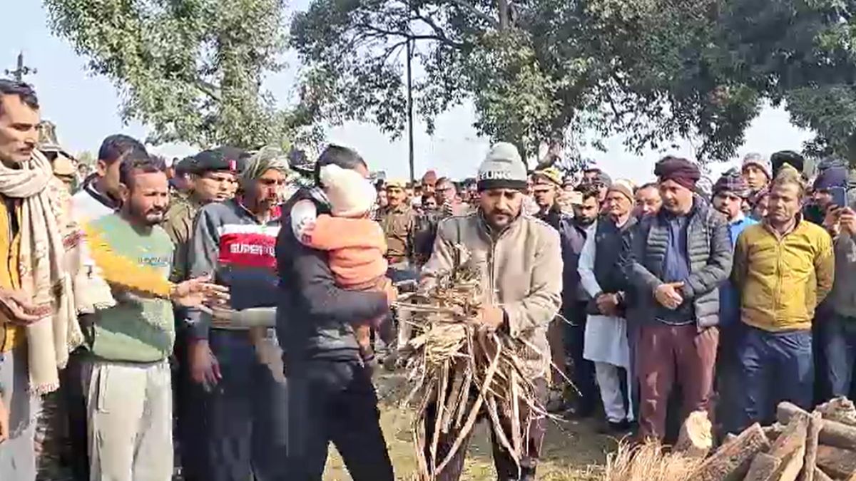 one year old son performs last rites of martyred father hapur one year old son performs last rites of martyred father hapur