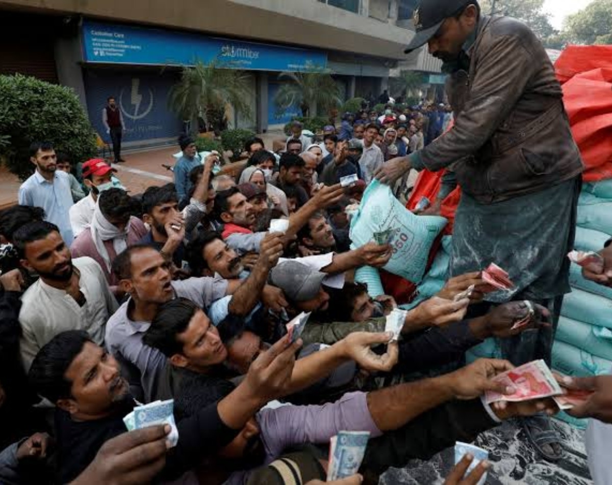 पाकिस्तान के लोगों पर महंगाई की मार. (Photo: Reuters) Pakistan Crisis Inflation Rise