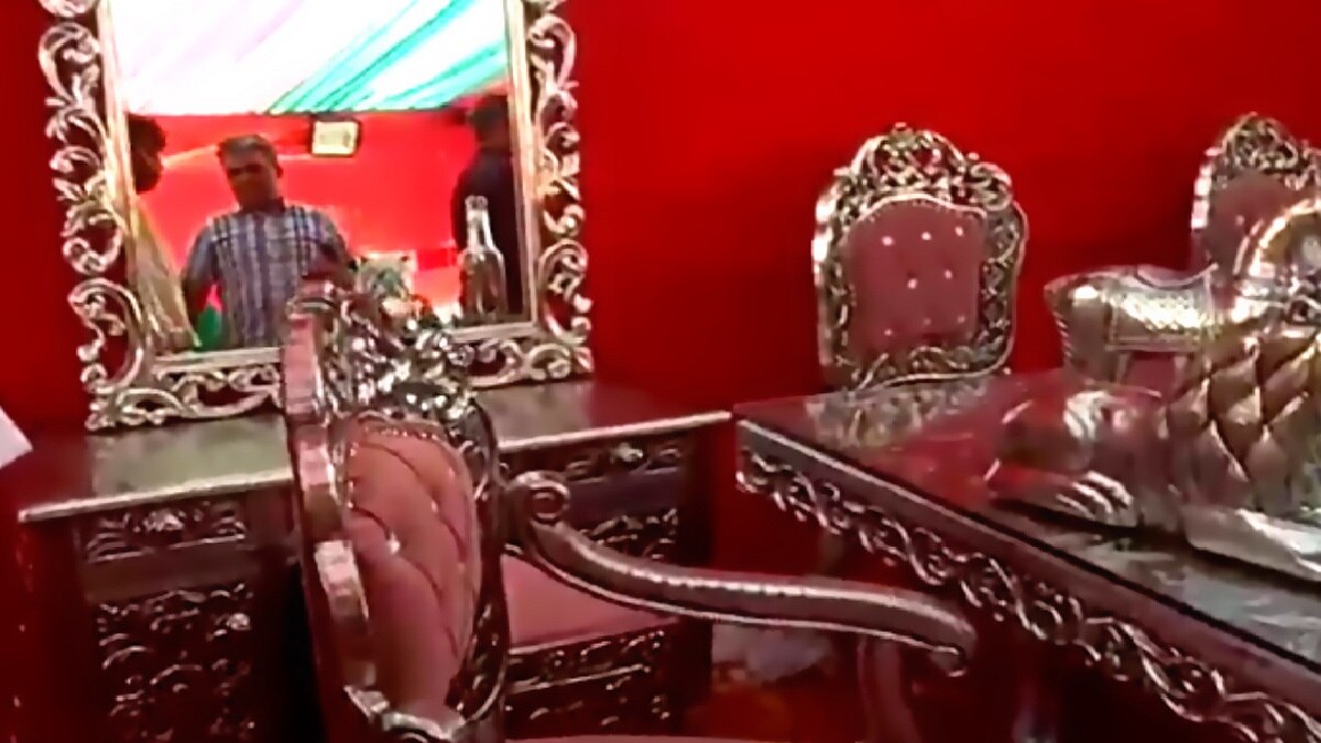 Pali wedding Silver sofas dining table