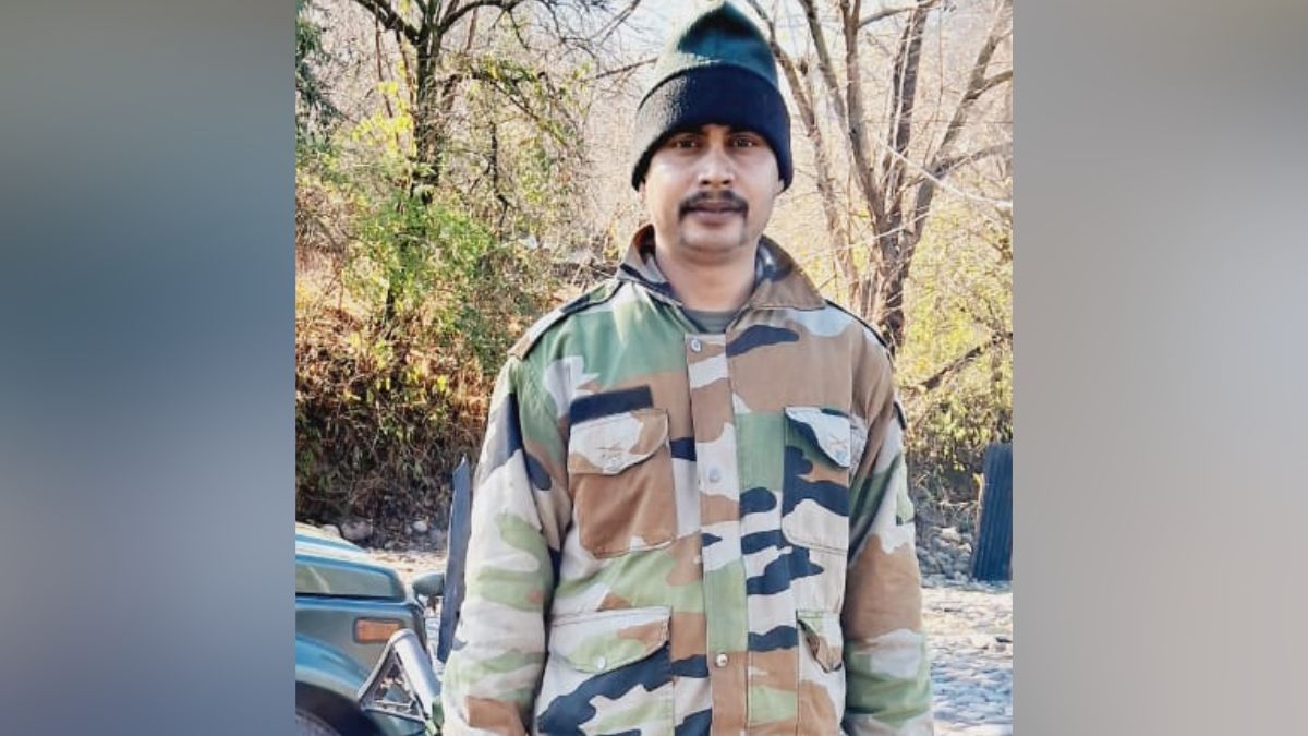 ऑपरेशन से पहले रात 10:30 बजे की थी आखिरी कॉल, सुबह मिली शहादत की खबर... शहीद दिनेश शर्मा के गांव में पसरा मातम ऑपरेशन से पहले रात 10:30 बजे की थी आखिरी कॉल, सुबह मिली शहादत की खबर... शहीद दिनेश शर्मा के गांव में पसरा मातम