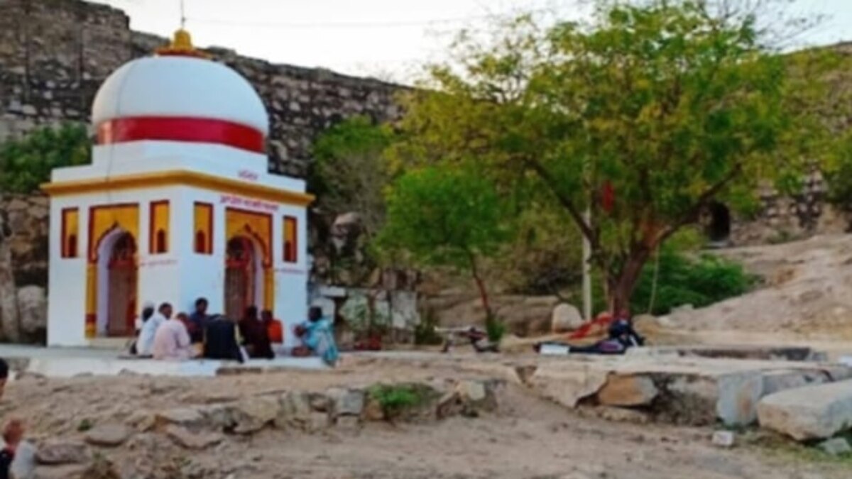 किले के अंदर बना हुआ मंदिर.