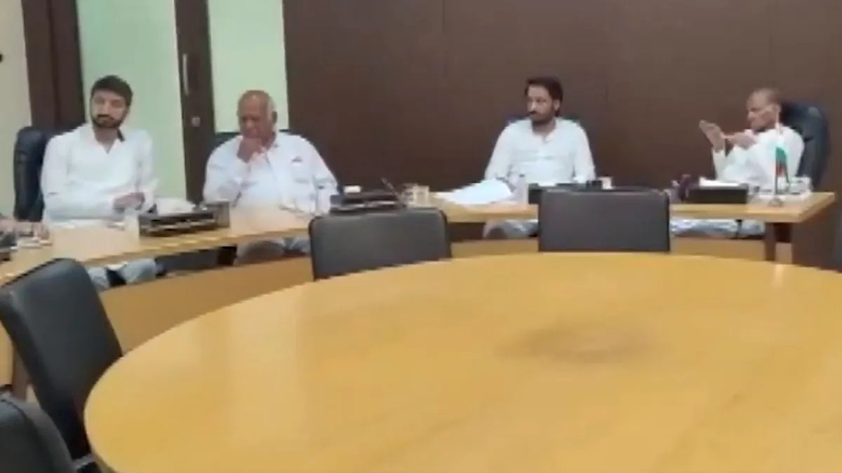 शरद पवार के साथ पार्थ और जय पवार