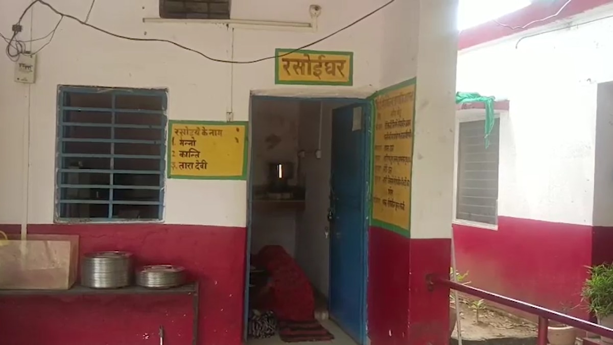 Children praise the mid-day meal