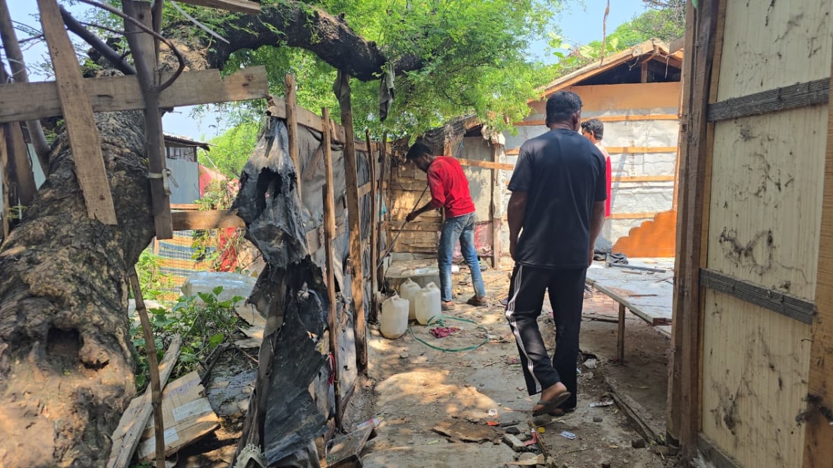 Rohingyas dismantle their slums in Narwal Jammu